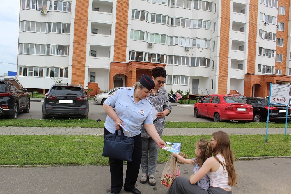 В г.о. Серпухов полицейские провели акцию «Ребенок в комнате – закрой окно!»
